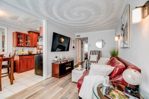 Beachside Retreat: 2BR Luxury Condo  King Bed