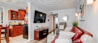 Beachside Retreat: 2BR Luxury Condo  King Bed