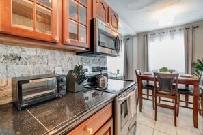 Mikrobølgeovn, ovn, kokeplater og oppvaskmaskin