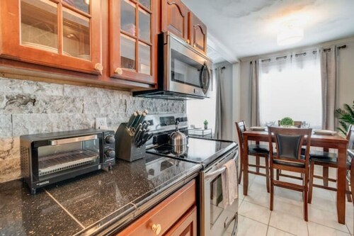 Beachside Retreat: 2BR Luxury Condo  King Bed