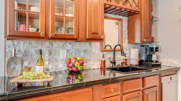 Four à micro-ondes, un four, surface de cuisson, lave-vaisselle