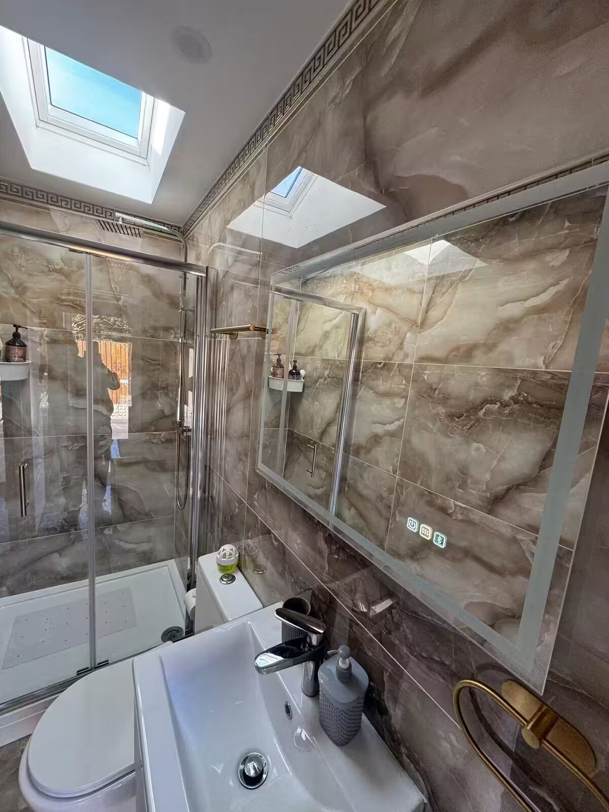 Shower, hair dryer, bidet, towels
