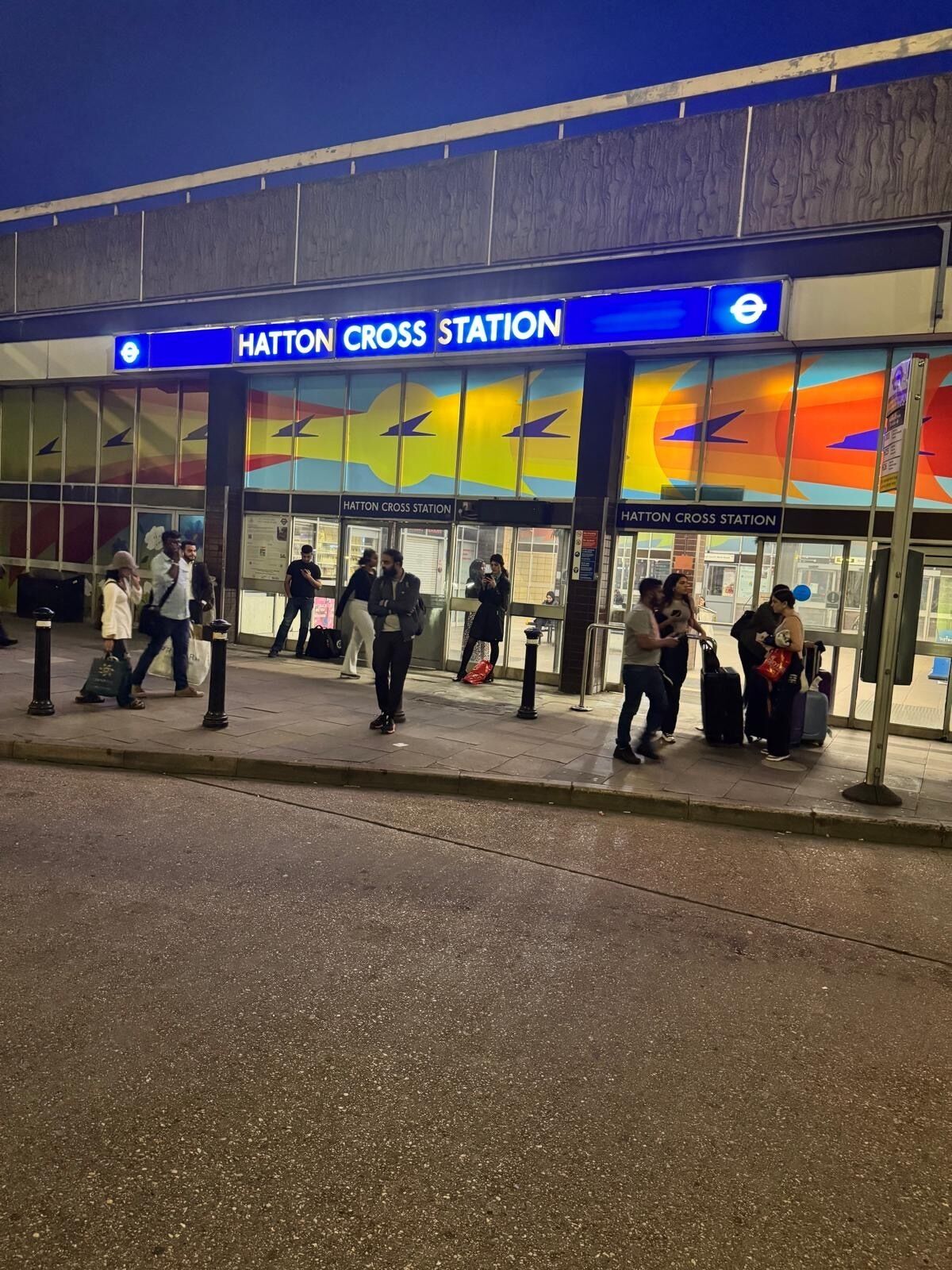 Hatton Crossin metroasema on modernisti suunniteltu, siellä on selkeät opasteet ja katettu odotustila.
