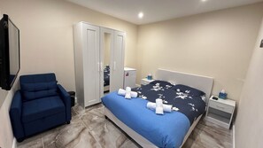 1 bedroom, desk, iron/ironing board, free WiFi - Heathrow-London Modern Guest House Luxe-Free Parking -EV Car charger (Feltham)