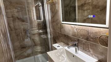 Dusche, Haartrockner, Bidet, Handtücher