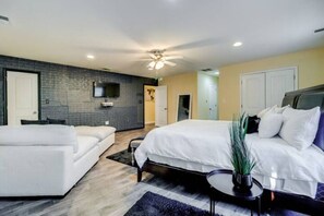 4 bedrooms, iron/ironing board, WiFi, bed sheets