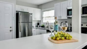 Micro-ondes, four, plaque de cuisson, lave-vaisselle