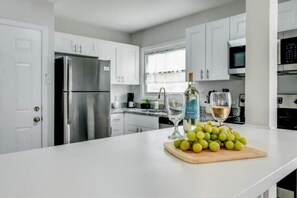 Mikrobølgeovn, ovn, kokeplater og oppvaskmaskin