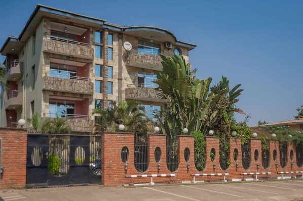 Parking - Room-a Charming Bed in Lubumbashi (Lubumbashi)