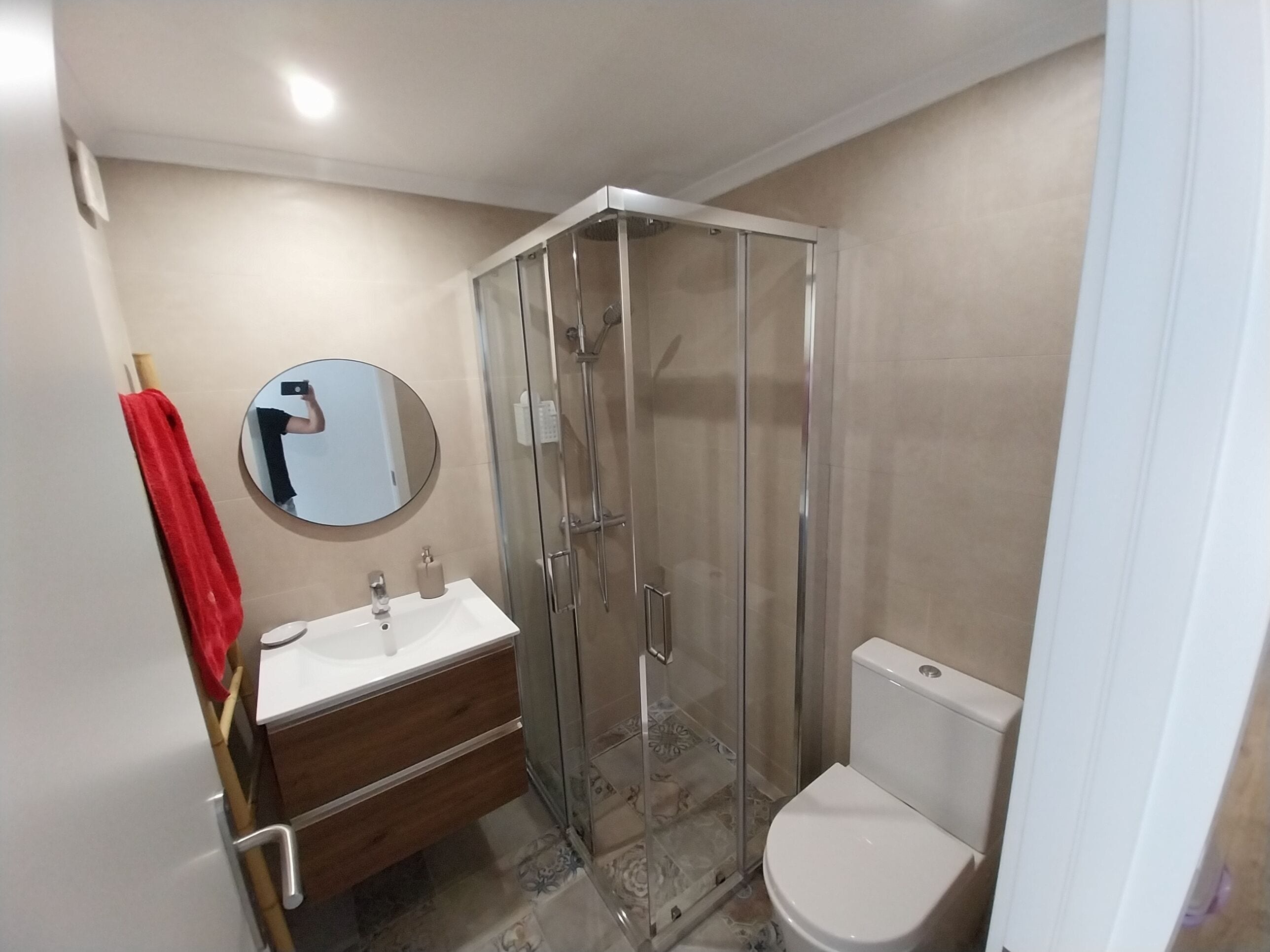 Een douche, een haardroger, handdoeken, zeep