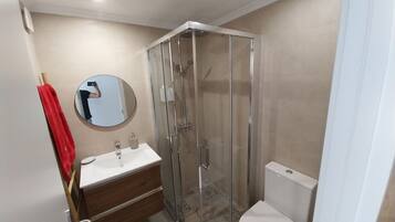 Een douche, een haardroger, handdoeken, zeep