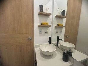 Douche, sèche-cheveux, serviettes fournies, savon