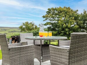 Outdoor dining - 3 bedroom accommodation in Blackwaterfoot (Blackwaterfoot)