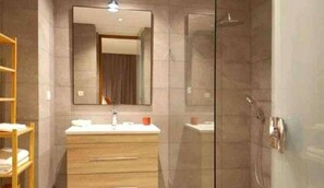 Sèche-cheveux, serviettes fournies, savon, papier toilette