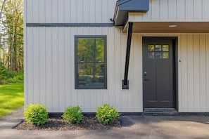 Exterior detail - Serene 2-bedroom apartment with WiFi in Ellsworth with a backyard stream. (Ellsworth)