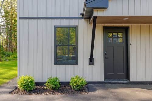 Serene 2-bedroom apartment with WiFi in Ellsworth with a backyard stream.