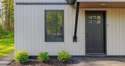 Serene 2-bedroom apartment with WiFi in Ellsworth with a backyard stream.