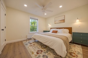 2 bedrooms, free WiFi, bed sheets - Serene 2-bedroom apartment with WiFi in Ellsworth with a backyard stream. (Ellsworth)