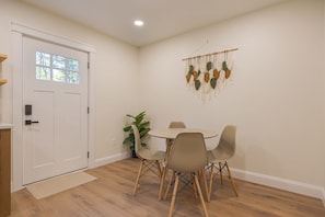Dining - Serene 2-bedroom apartment with WiFi in Ellsworth with a backyard stream. (Ellsworth)