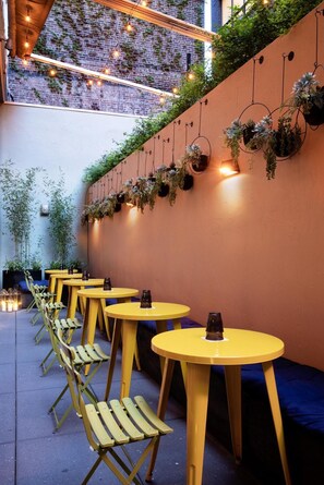 Outdoor dining - Selina Chelsea (New York)