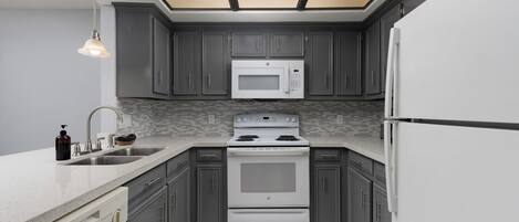 Refrigerador, microondas, horno, placa de cocina