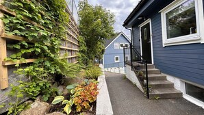 Exterior detail - Cosy house with sunny balcony, mountains and fjord view! (Vestland)