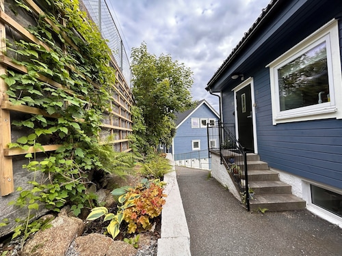 Cosy house with sunny balcony, mountains and fjord view!