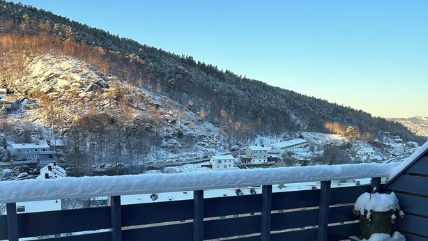 A snow-covered balcony with a view of a mountainous landscape and a clear sky. - Cosy house with sunny balcony, mountains and fjord view! (Vestland)