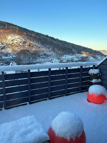 Cosy house with sunny balcony, mountains and fjord view!