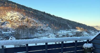 Cosy house with sunny balcony, mountains and fjord view!