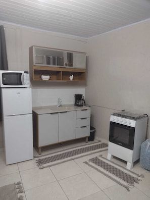 Kjøleskap, mikrobølgeovn, ovn og kokeplater