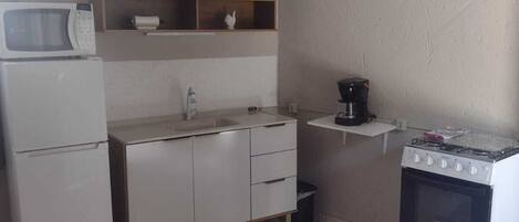 Frigorifero, microonde, forno, piano cottura