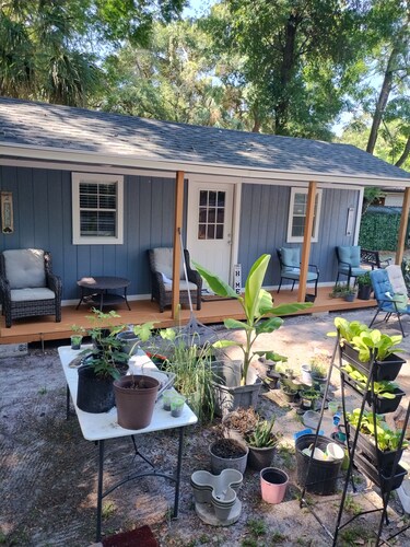 Charming tiny backyard home in Orlando with WiFi and AC. Only Animal lovers!