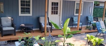 Charming tiny backyard home in Orlando with WiFi and AC. Only Animal lovers!