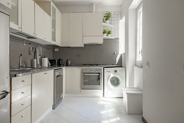 Fridge, oven, stovetop, dishwasher