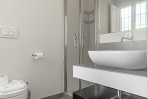 Dusche, Haartrockner, Bidet, Handtücher