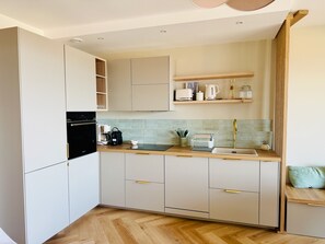 Een koelkast, een microgolfoven, een oven, een kookplaat