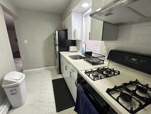 Fridge, microwave, oven, stovetop - Parkside Cozy Ground-Level 2BR 30 Mins to NYC (Jersey City)