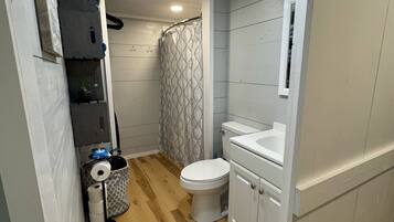 Suihku, hiustenkuivaaja, pyyhkeet, saippua