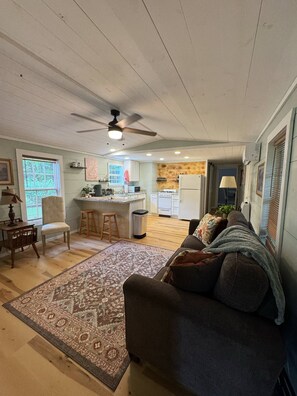 Smart TV - Charming 2-bedroom pet friendly mobile home in brilliant Courtland with WiFi, AC (Courtland)