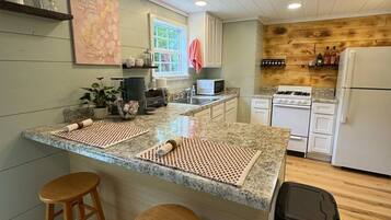 Mikroaaltouuni, uuni, liesi, astianpesukone