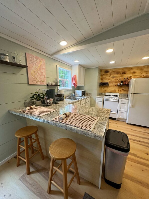 Microwave, oven, stovetop, dishwasher - Charming 2-bedroom pet friendly mobile home in brilliant Courtland with WiFi, AC (Courtland)