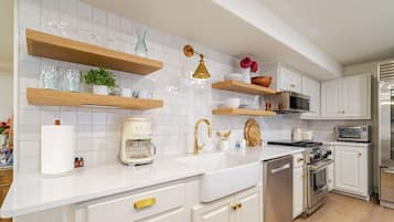 Een oven, een kookplaat, een vaatwasser