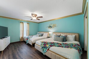 5 chambres, bureau, fer et planche à repasser, lit parapluie