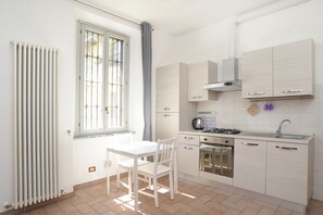 Een koelkast, een oven, een kookplaat