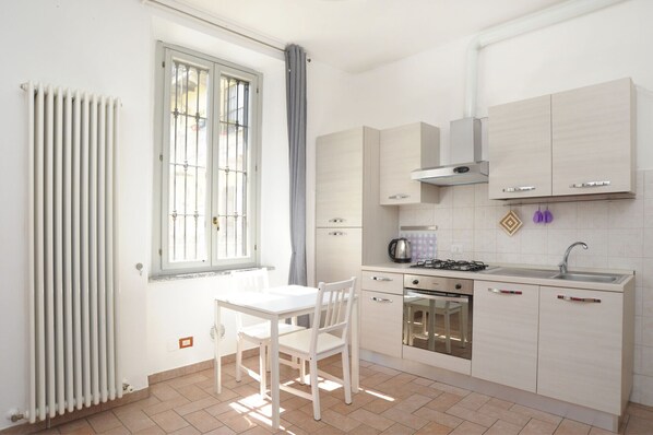 Fridge, oven, stovetop