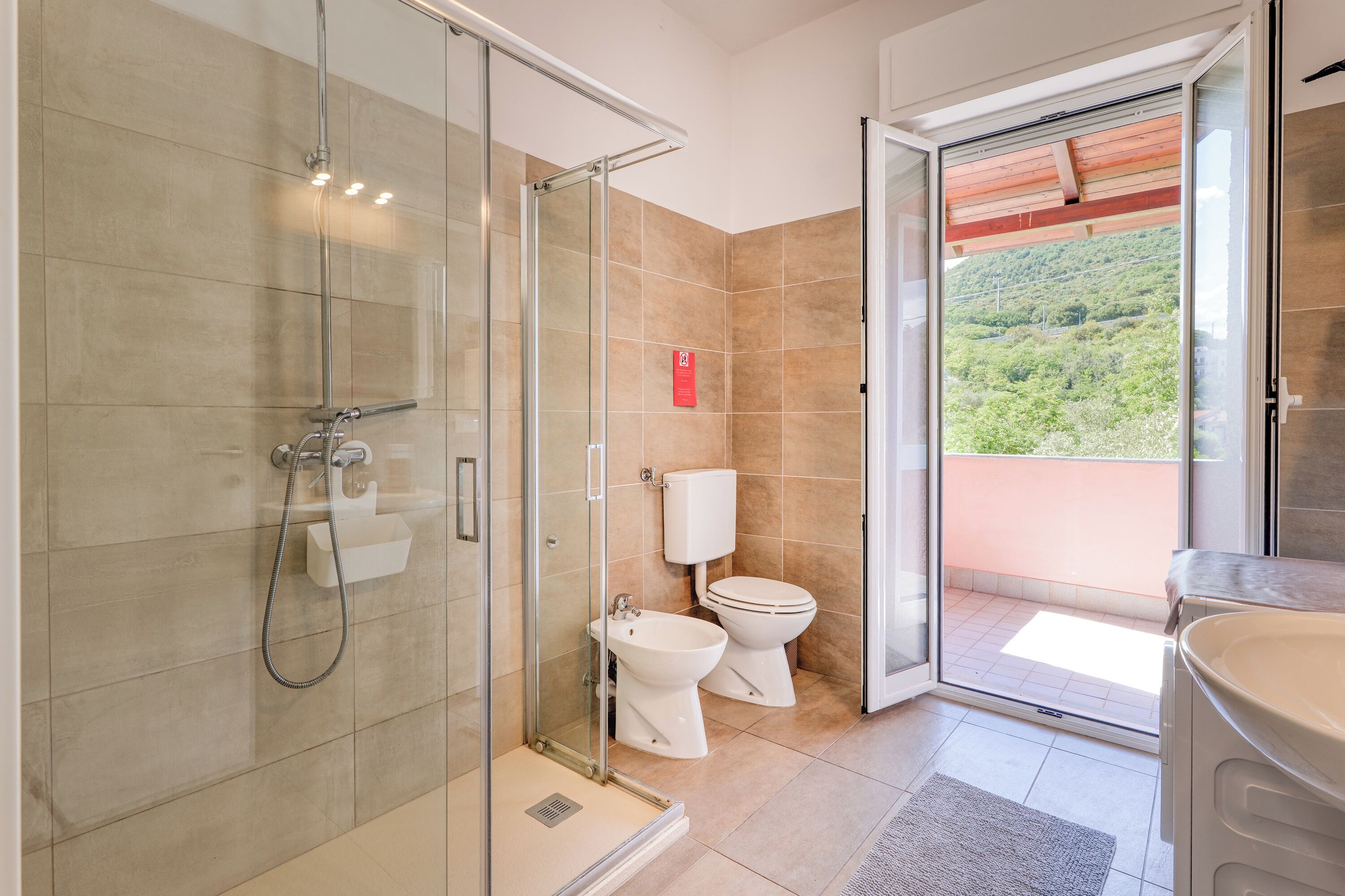 Dusche, Haartrockner, Bidet, Handtücher