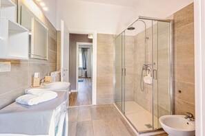 Shower, hair dryer, bidet, towels - Sea Garden - T6 with parking, Ceriale, Italy (Ceriale)