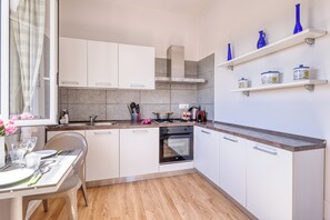 Réfrigérateur, un four, surface de cuisson, cafetière-théière