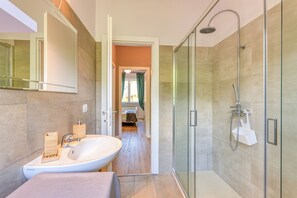 Dusche, Haartrockner, Bidet, Handtücher